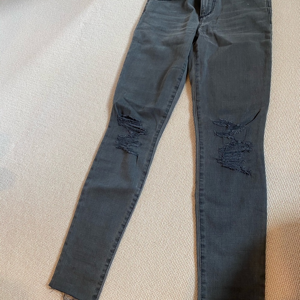 Grey Jeans W Rips In The Knee Gem